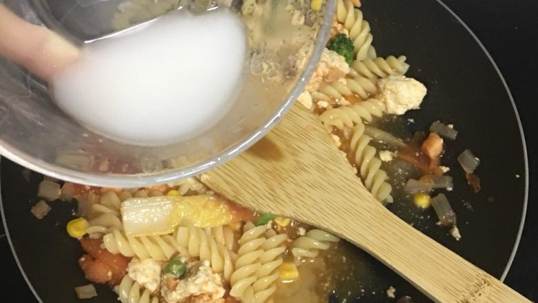 鸡胸肉茄汁意面,9️⃣ 倒入少量淀粉水大火收汁,搅拌一圈关火。