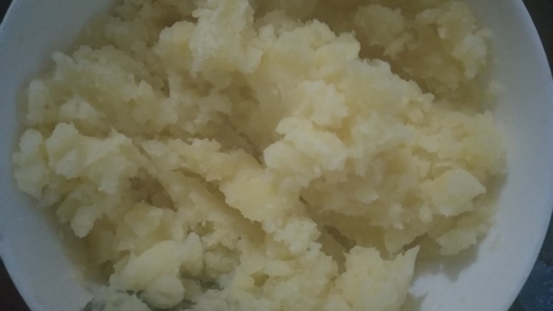 佛系土豆泥,土豆压碎,花椰菜搅拌机打碎(不嫌麻烦的可以切碎)