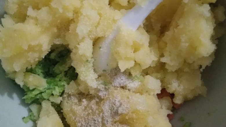 佛系土豆泥,加入盐,我还放了一点排骨粉,追求健康的可以不放。