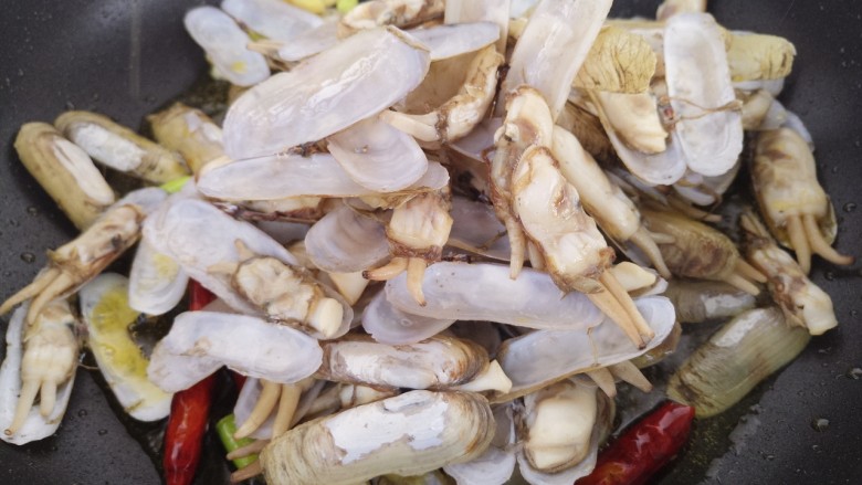 美味蚝油炒蛏子,接着,把蛏子放进去炒开大火。
