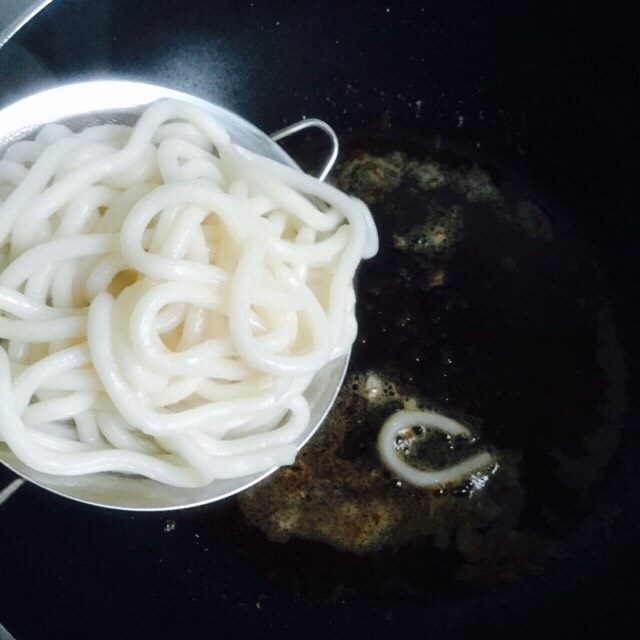 蚝油虾仁乌冬面,乌冬面倒入虾油的锅里
