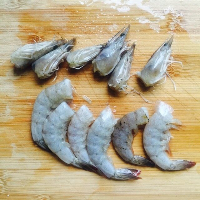 蚝油虾仁乌冬面,虾洗干净剪掉虾须,虾头切断。虾头不要扔掉可以炸虾油