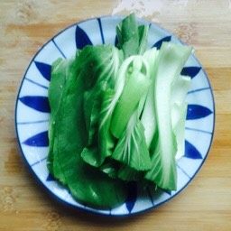 蚝油虾仁乌冬面,小白菜洗干净,将白菜帮与白菜叶一分为二