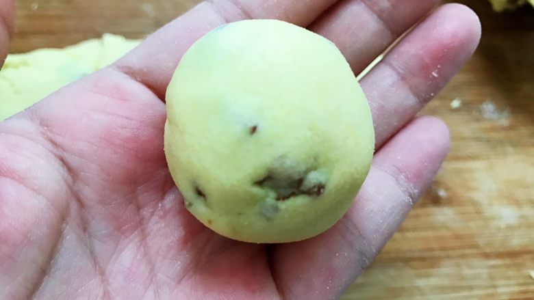 健康粗粮吃起来——枣香玉米小窝窝头,把面团分为10份,取一份搓圆