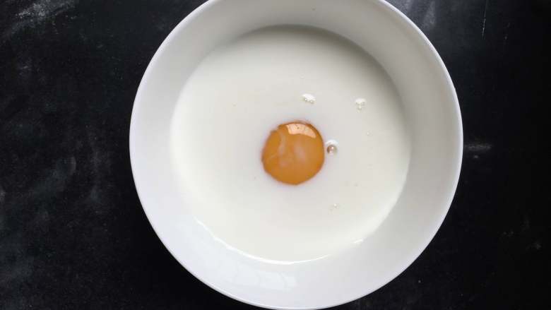 快手司康,取100ml牛奶打入鸡蛋