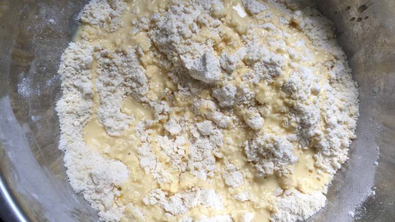 快手司康,倒入蛋奶液，轻轻搅拌