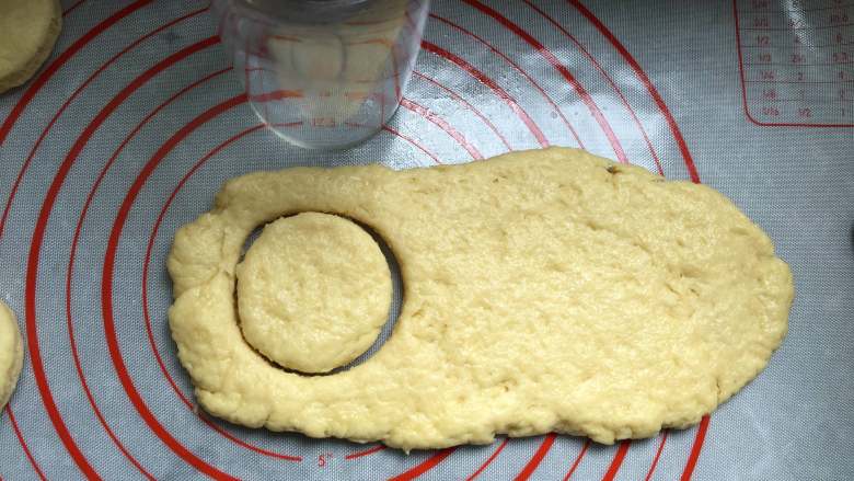 快手司康,将混合的好的面团放在烘焙垫上，用手按平，用擀面杖擀成1厘米左右的薄片，用模具直接切成你想要的形状，也可以像树苗妈妈这样直接用杯子切成圆形，然后按压剩下的面团直到用完

