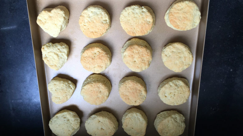 快手司康,放入预热好的烤箱230度，10-12分钟，能闻到浓浓的奶香味就说明好了