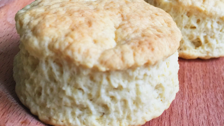 快手司康,直接当早餐或者涂上果酱或者加奶酪
