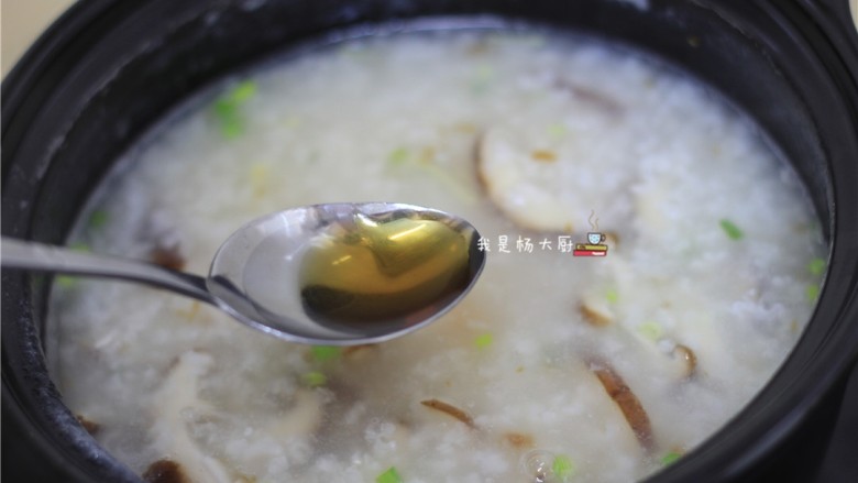 香菇虾仁粥,放少许食盐和香油