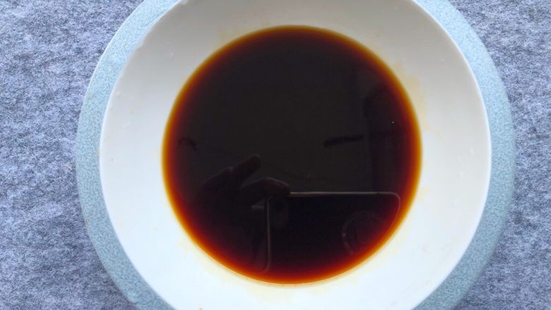 海鲜炒线面,取一小碗,放入25g生抽,10g料酒,6g蚝油,5g鸡精,3g白糖,搅拌均匀调成酱汁
