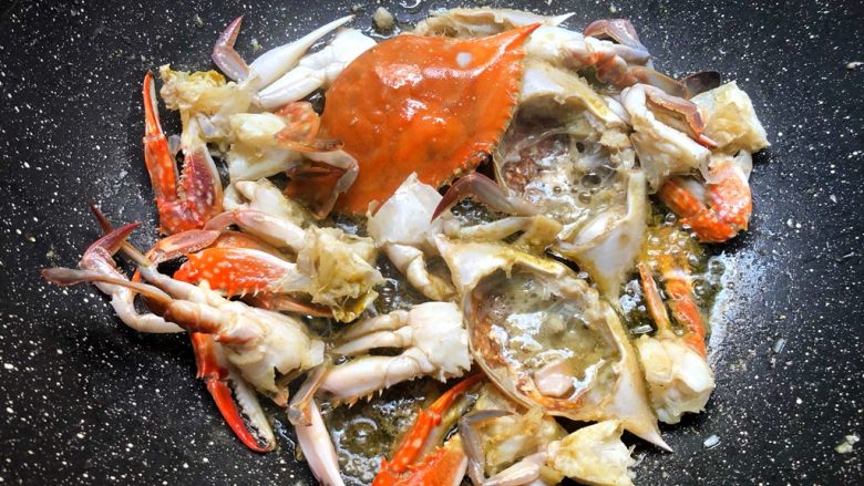 海鲜炒线面,热锅放入少许油,把梭子蟹倒入煎熟,盛出来待用