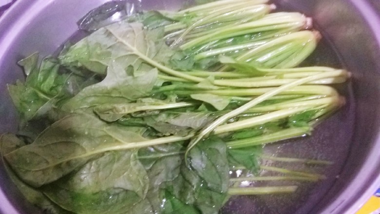 小猪吃草,<a style='color:red;display:inline-block;' href='/shicai/ 117'>菠菜</a>下水焯熟