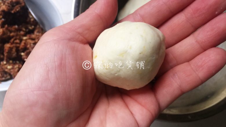枣泥红薯糯米饼,取适量面团,稍稍揉圆就可以
