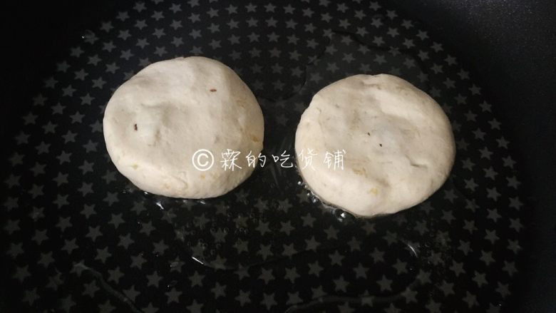 枣泥红薯糯米饼,油锅五、六成热,就可以把饼胚放下去了,小火慢煎