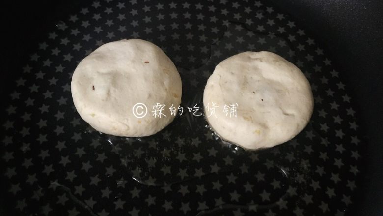 枣泥红薯糯米饼,油锅五、六成热，就可以把饼胚放下去了，小火慢煎