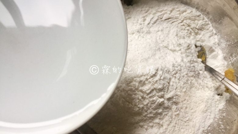 枣泥红薯糯米饼,用温水,一点点和成面团