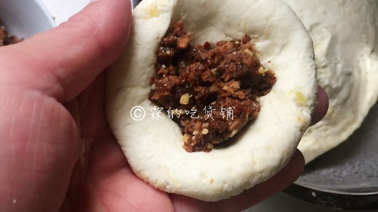 枣泥红薯糯米饼,按压一下,在中间放上馅料