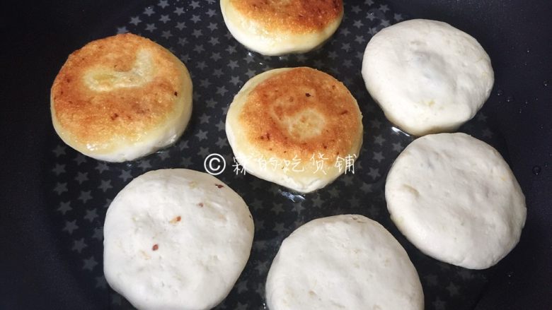 枣泥红薯糯米饼,一面金黄后翻面,二面都金黄色就可以出锅了(糯米类的不易熟,尤其是有馅料的,所以一定要小火慢煎哦,在煎的过程中,你会看到饼身略微会有点膨胀,饼皮颜色也会有变化)