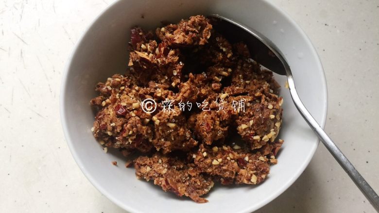 枣泥红薯糯米饼,自制的,有各色坚果的枣泥。大家可以根据家里现有的或你喜欢的馅料来制作