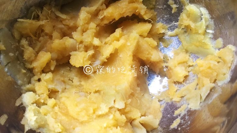 枣泥红薯糯米饼,碾压成泥