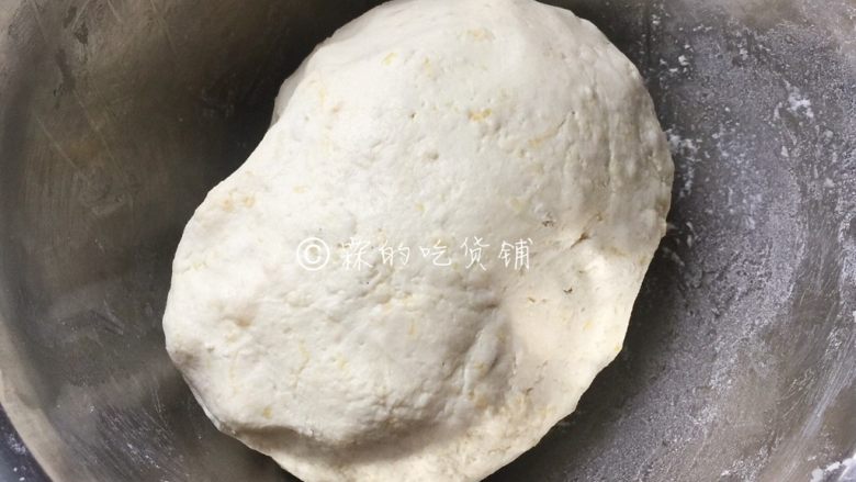 枣泥红薯糯米饼,面团应该是湿润但不粘手的,太湿做不起来,太干就会开裂