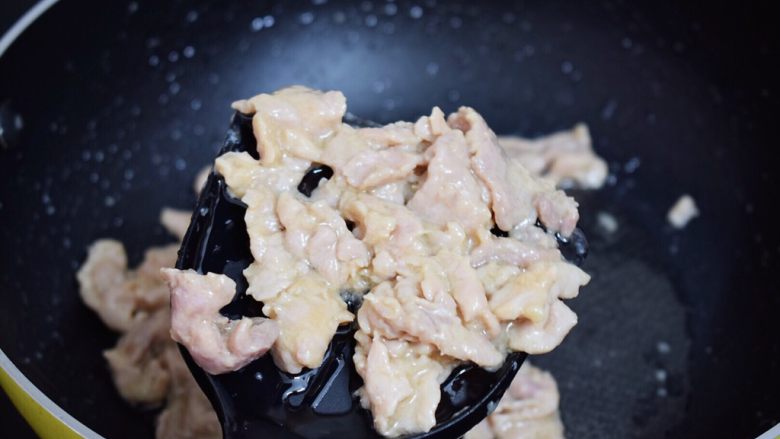 豇豆炒肉,翻炒至变色变白,盛出备用