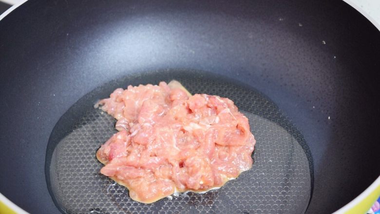 豇豆炒肉,另起锅倒入适量的食用油烧热,放入猪肉