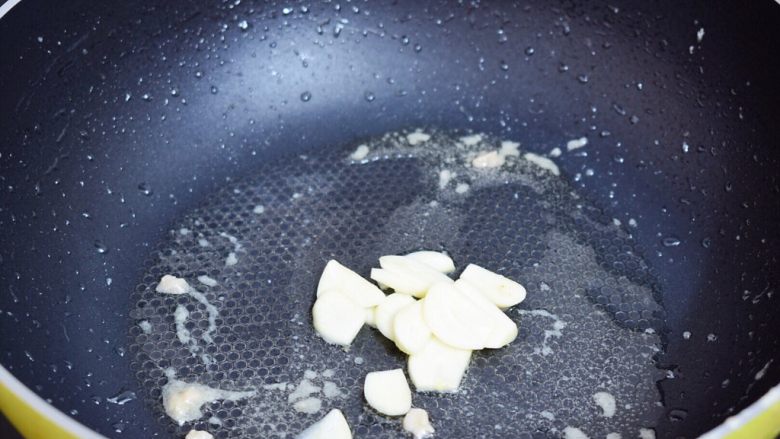 豇豆炒肉,原锅倒入少许食用油烧热,放入蒜片爆香