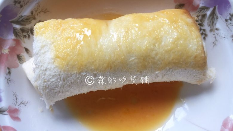 香蕉芝士吐司卷,卷好的吐司卷放入蛋液里滚上一圈,