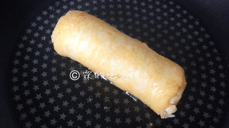 香蕉芝士吐司卷,油锅五成热,放入吐司卷,小火慢煎,中间别忘了翻面,煎至表面金黄就可以了