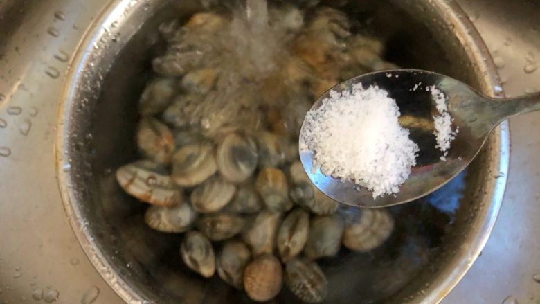 花蛤豆腐汤
,花蛤搓洗干净,放入大盆里,加入一勺盐浸泡30分钟,浸泡好洗净沥水待用