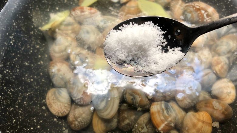 花蛤豆腐汤
,倒入洗净的花蛤,倒入适量盐