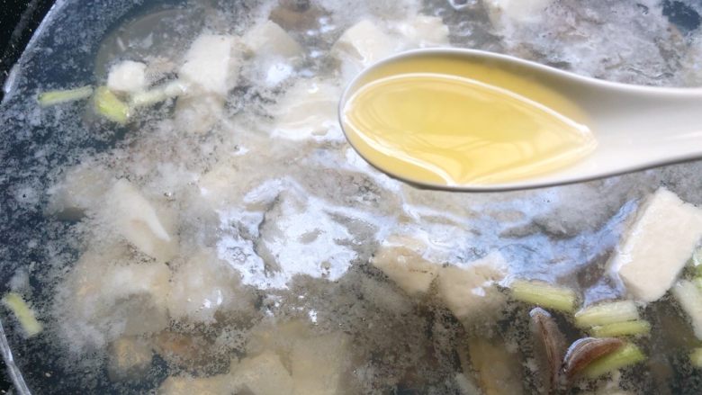 花蛤豆腐汤
,加入一勺熟油,记得一定要熟油哦!