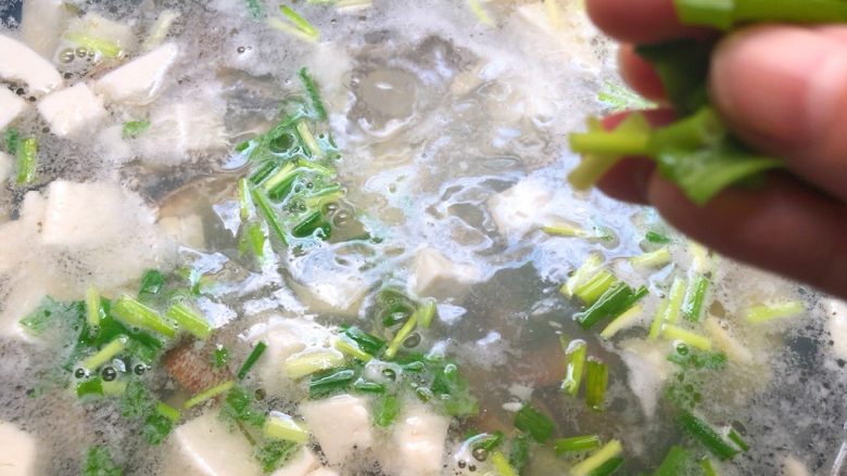 花蛤豆腐汤
,放入葱叶就可以出锅了