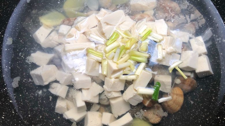 花蛤豆腐汤
,放入葱白,大火把水煮开,把花蛤煮至开口
