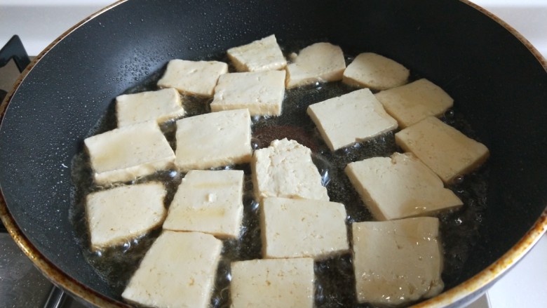 新文美食 虎皮豆腐,放入豆腐煎制。