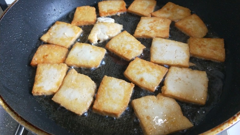 新文美食  虎皮豆腐,煎制两面金黄即可。