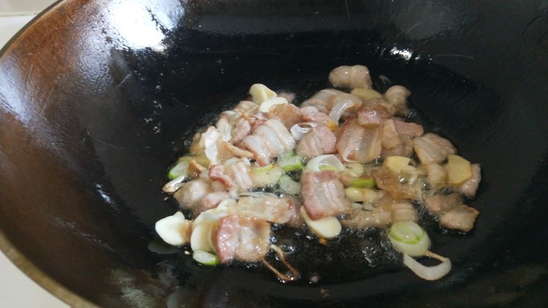 新文美食 虎皮豆腐,炒制肉片出油变色即可。