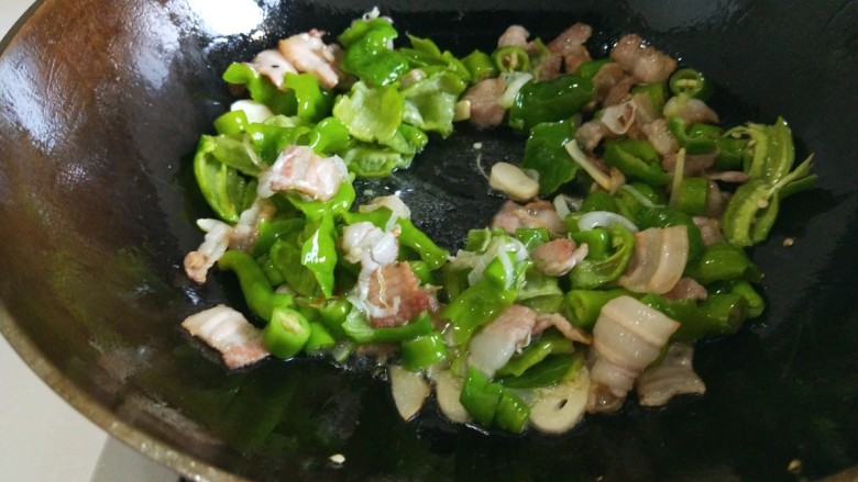 新文美食 虎皮豆腐,倒入切好的杭椒,螺丝椒炒均匀。