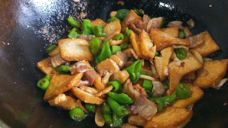 新文美食 虎皮豆腐,最后加入适量盐,<a style='color:red;display:inline-block;' href='/shicai/ 756'>鸡精</a>,水淀粉勾芡即可出锅。