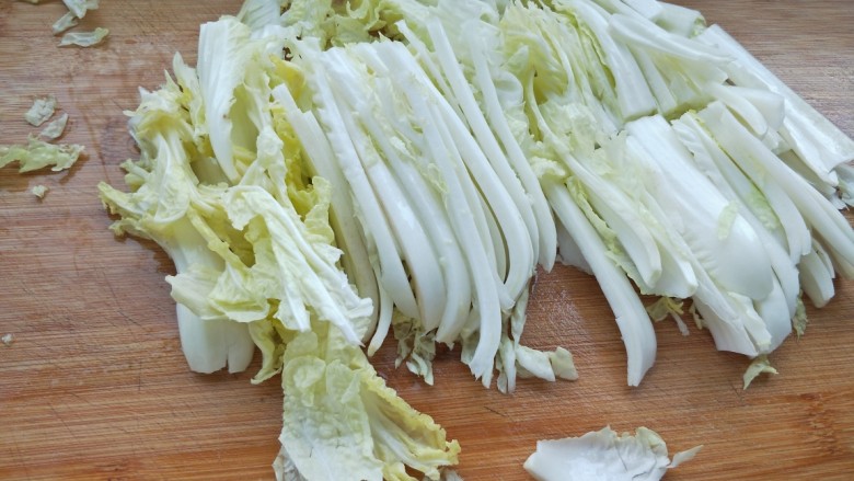 白菜粉丝汤,白菜洗净顺茎切丝