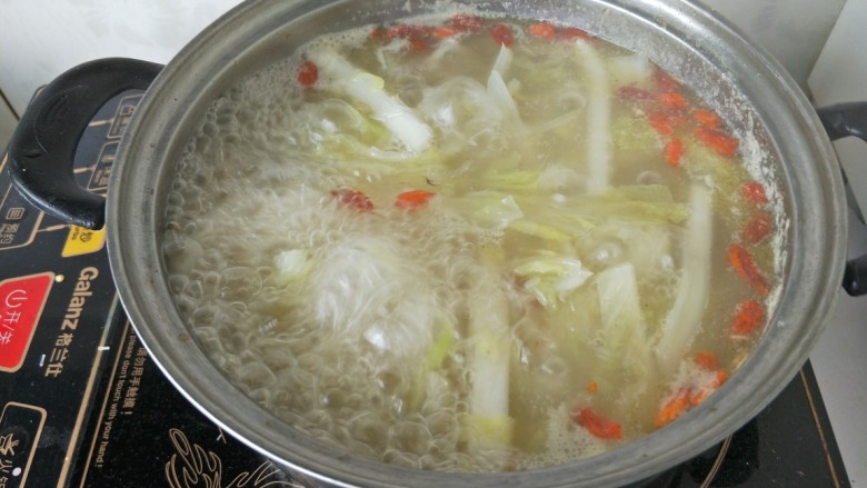 白菜粉丝汤,加入粉丝<a style='color:red;display:inline-block;' href='/shicai/ 673'>枸杞</a>煮软，加入盐胡椒<a style='color:red;display:inline-block;' href='/shicai/ 756'>鸡精</a><a style='color:red;display:inline-block;' href='/shicai/ 847'>香油</a>在煮半分钟关火