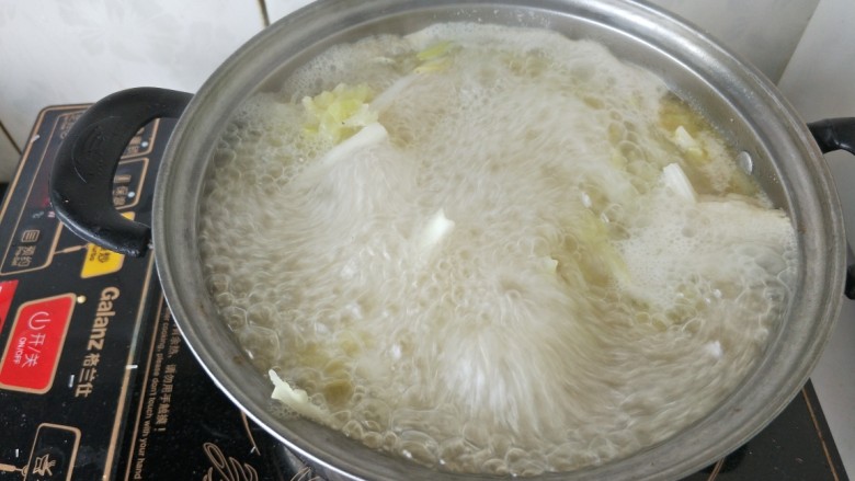 白菜粉丝汤,汤锅加入<a style='color:red;display:inline-block;' href='/shicai/ 93'>鸡汤</a>和水葱姜烧开，在放入白菜煮三分钟