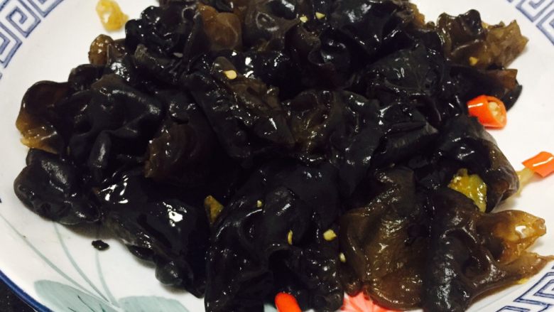 黑木耳,炒木耳出锅~
酸辣好味道…