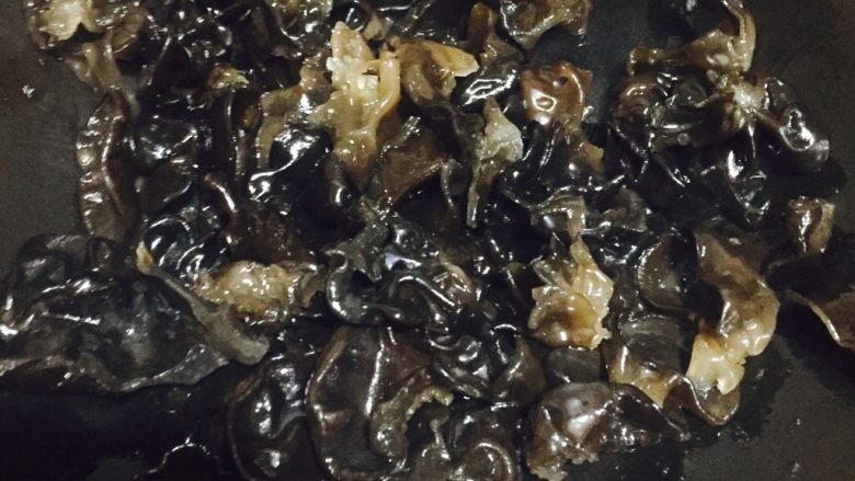 黑木耳,热锅冷油,放进木耳翻炒一会