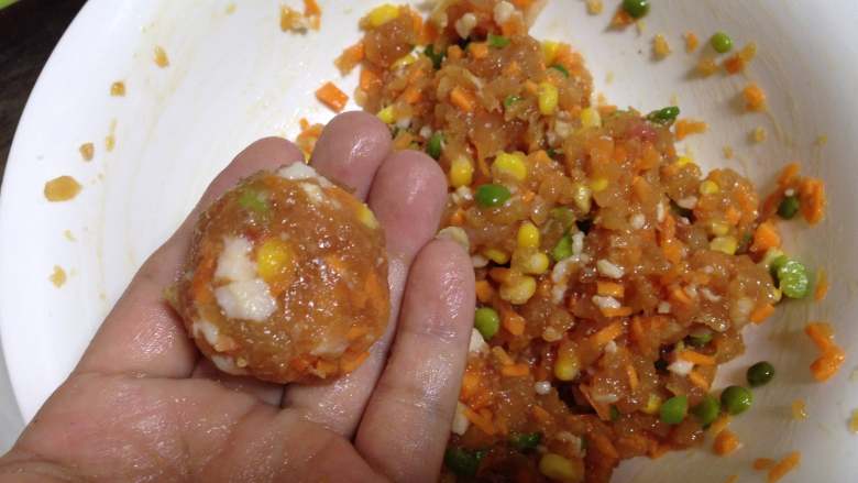 鸡肉玉米蒸蛋,
手上抹少许油,取适量肉馅团成丸子