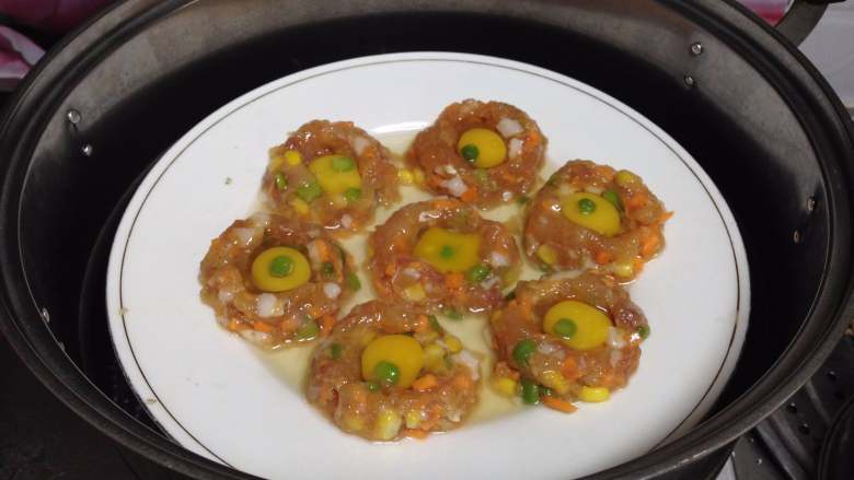 鸡肉玉米蒸蛋,烧锅加水烧开,放入丸子大火蒸10分钟