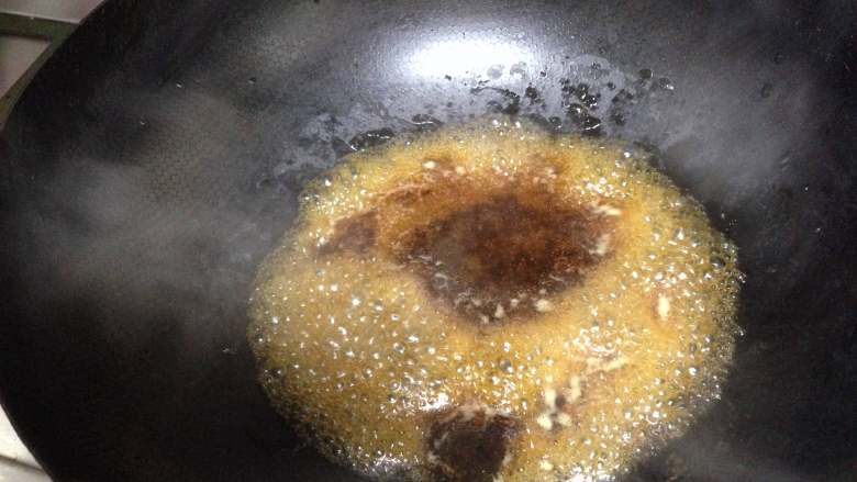 鸡肉玉米蒸蛋,把盘子里蒸出来的汤倒入锅中,加入适量蚝油煮开,勾少许薄欠浇在丸子上即可上桌