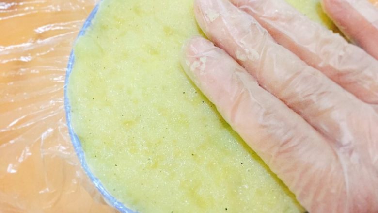 肉末土豆泥,取一口碗垫上一层保护膜将土豆装入压实